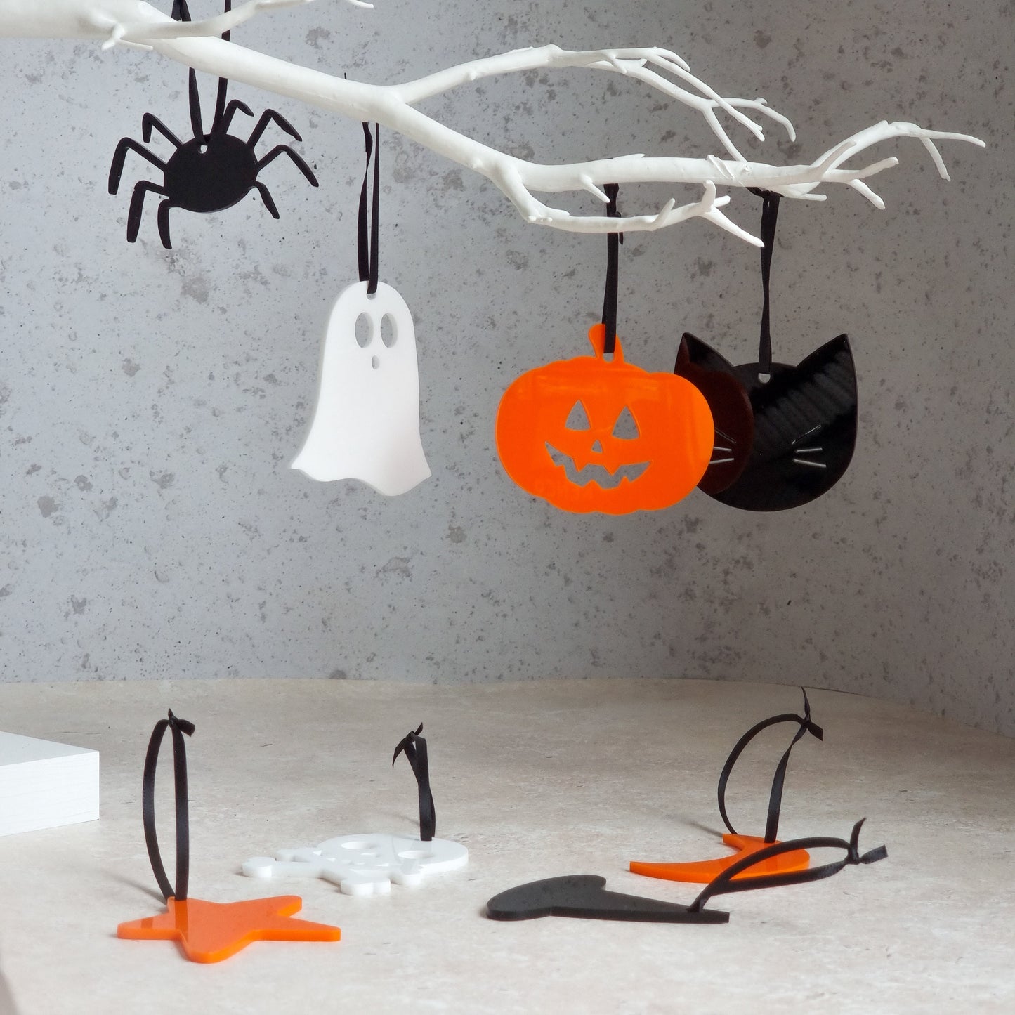 Pack of 8 Halloween Hanging Decorations - Spooky Decor, Party Decorations, Acrylic Halloween Decoration, Halloween Baubles, Halloween Party,