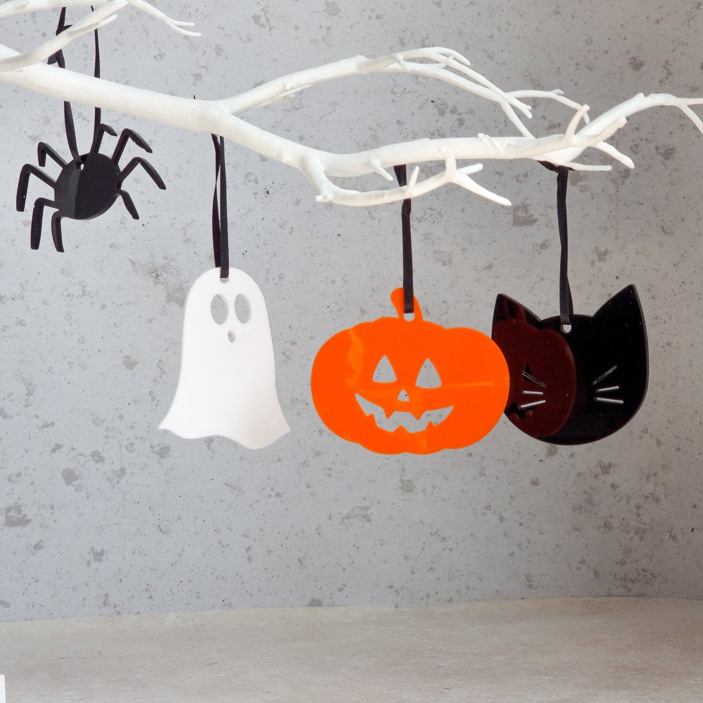 Pack of 8 Halloween Hanging Decorations - Spooky Decor, Party Decorations, Acrylic Halloween Decoration, Halloween Baubles, Halloween Party,